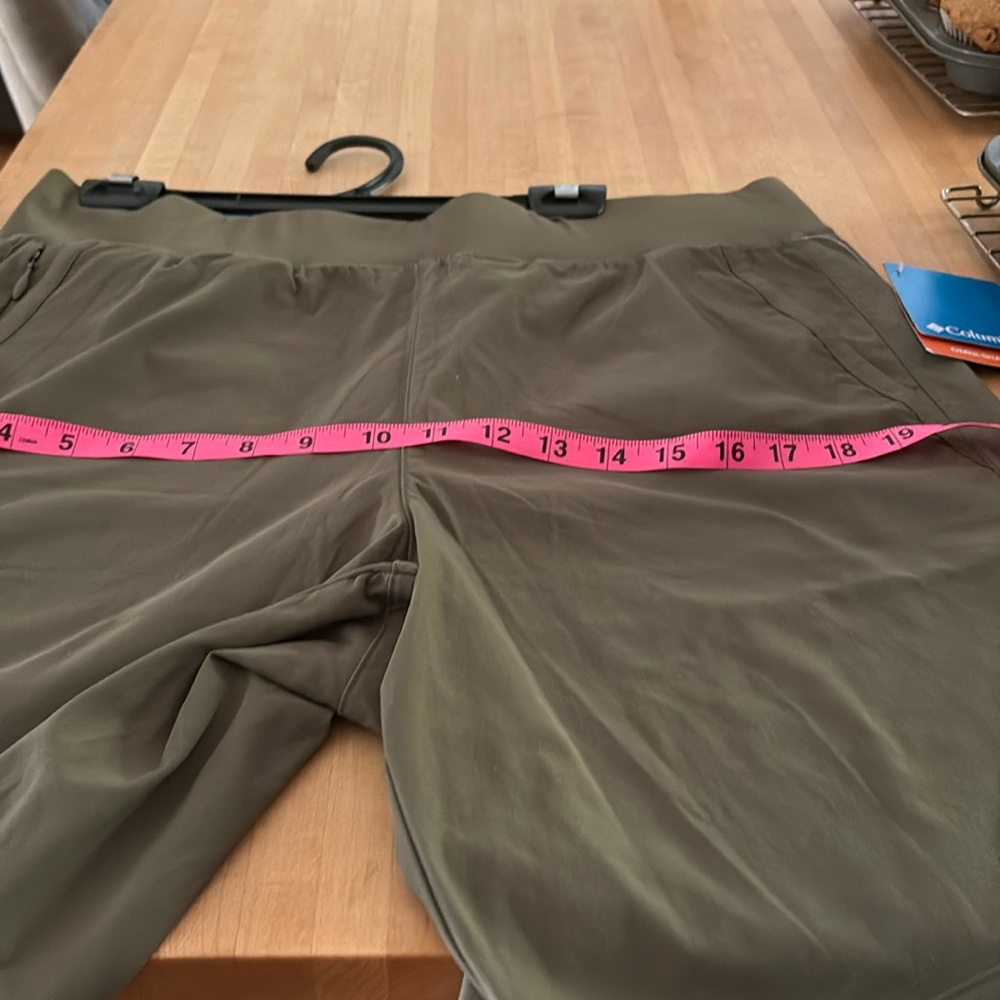 NWT - Columbia Leslie Falls Long Shorts - Size L